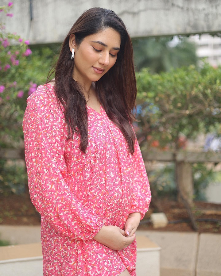 Disha Parmar is the summer daisy in pink midi 817211