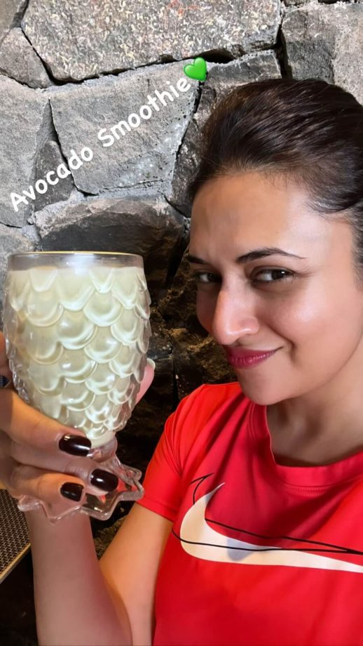 Divyanka Tripathi hails cool avocado smoothie this summer 813749