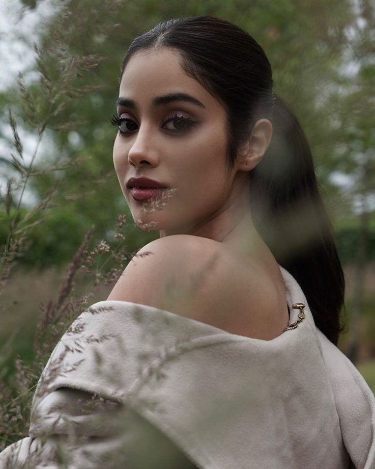 Janhvi Kapoor Looks Jaw-Dropping In Off Shoulder Hoodie, Reveals Her Dream Way 821526