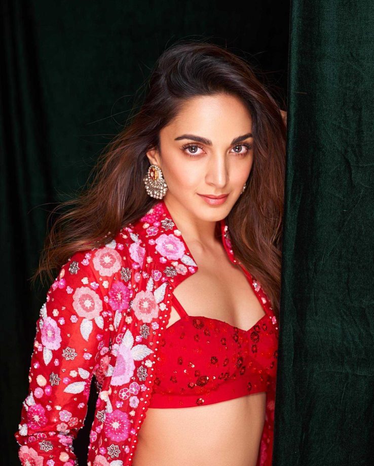 Kiara Advani is in mood for 'red', hubby Sidharth Malhotra drops 'fire' emoji 818461