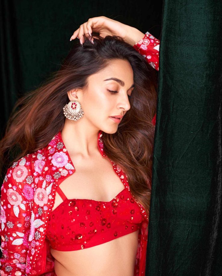 Kiara Advani is in mood for 'red', hubby Sidharth Malhotra drops 'fire' emoji 818465