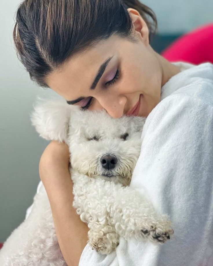 Kriti Sanon is all cuddles with her doggo ‘Disco’, see pic 812572