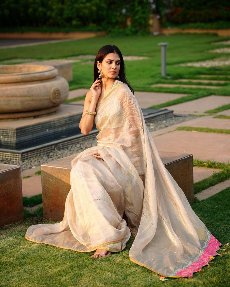 Malavika Mohanan Looks Divine In White Saree 816828