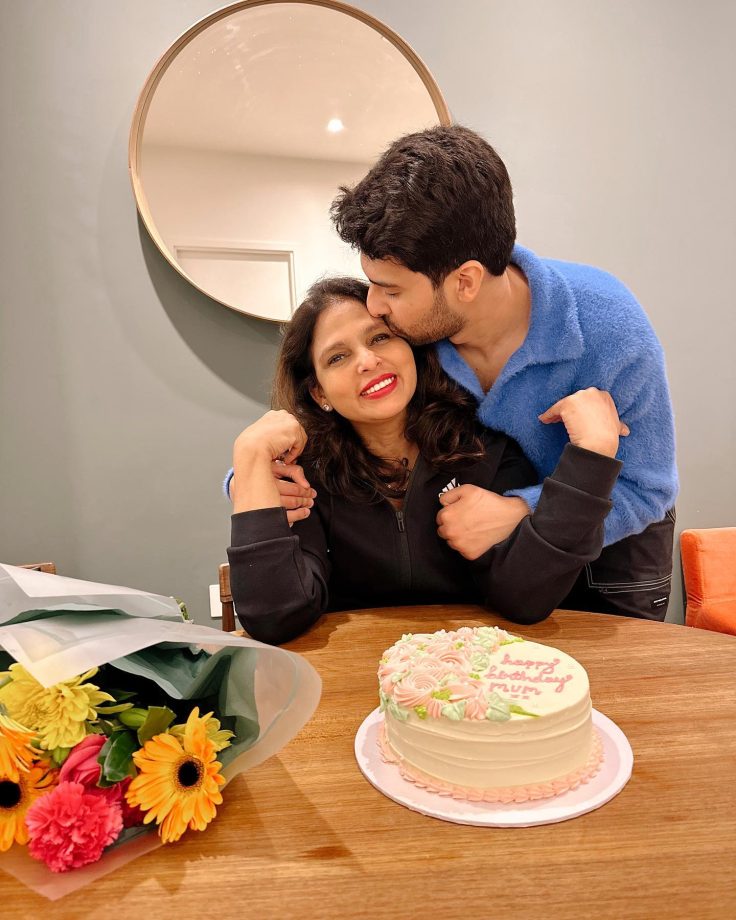 Mumma's Boy Armaan Malik Wishes His Mother On Her Birthday; See Pics 818403