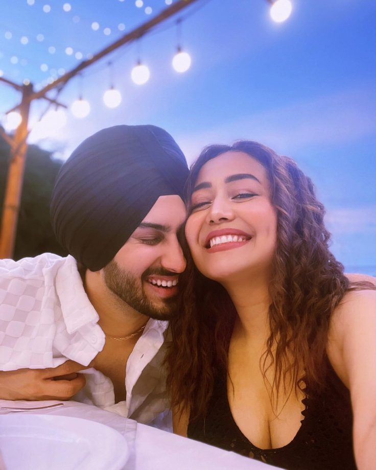 Neha Kakkar and Rohanpreet Singh seal it with a romantic kiss, fans get couple goals 816656