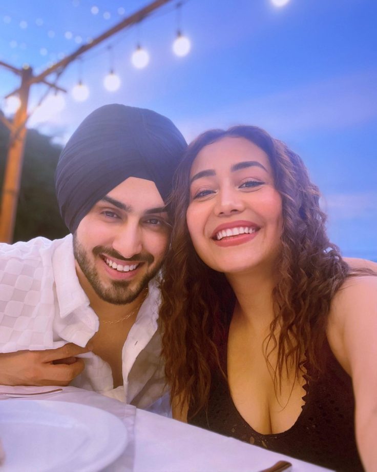 Neha Kakkar and Rohanpreet Singh seal it with a romantic kiss, fans get couple goals 816657