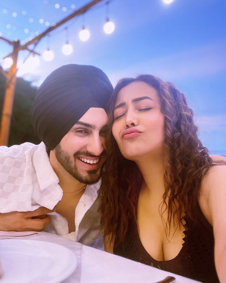 Neha Kakkar and Rohanpreet Singh seal it with a romantic kiss, fans get couple goals 816658