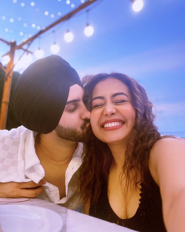 Neha Kakkar and Rohanpreet Singh seal it with a romantic kiss, fans get couple goals 816659