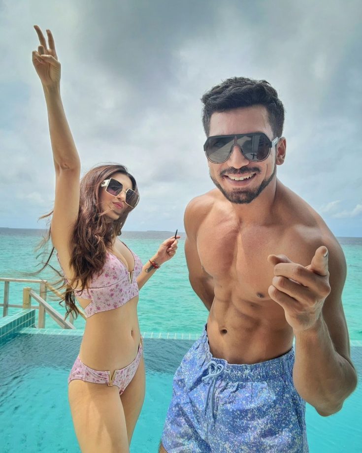 Pandya Store Fame Shiny Doshi Dazzles In Bikini Style; Celebrates 'Happy Five' with Hubby 819175