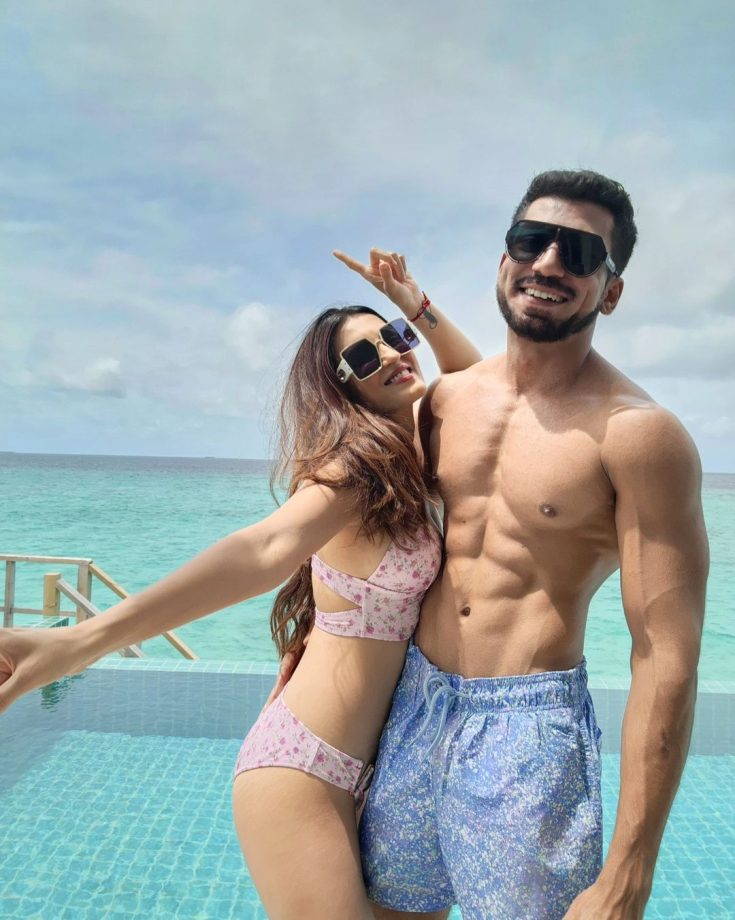 Pandya Store Fame Shiny Doshi Dazzles In Bikini Style; Celebrates 'Happy Five' with Hubby 819176