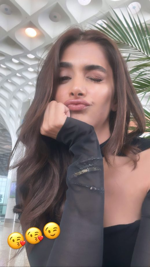 Pooja Hegde is all about goof and play at airport, see pics 821845