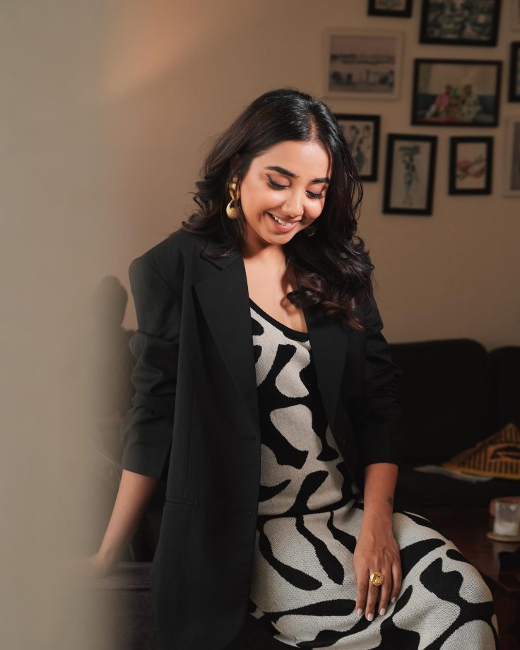 Prajakta Koli VS Mrunal Thakur: Whose Style Is Better In Black And White Blazer Dress? 818353