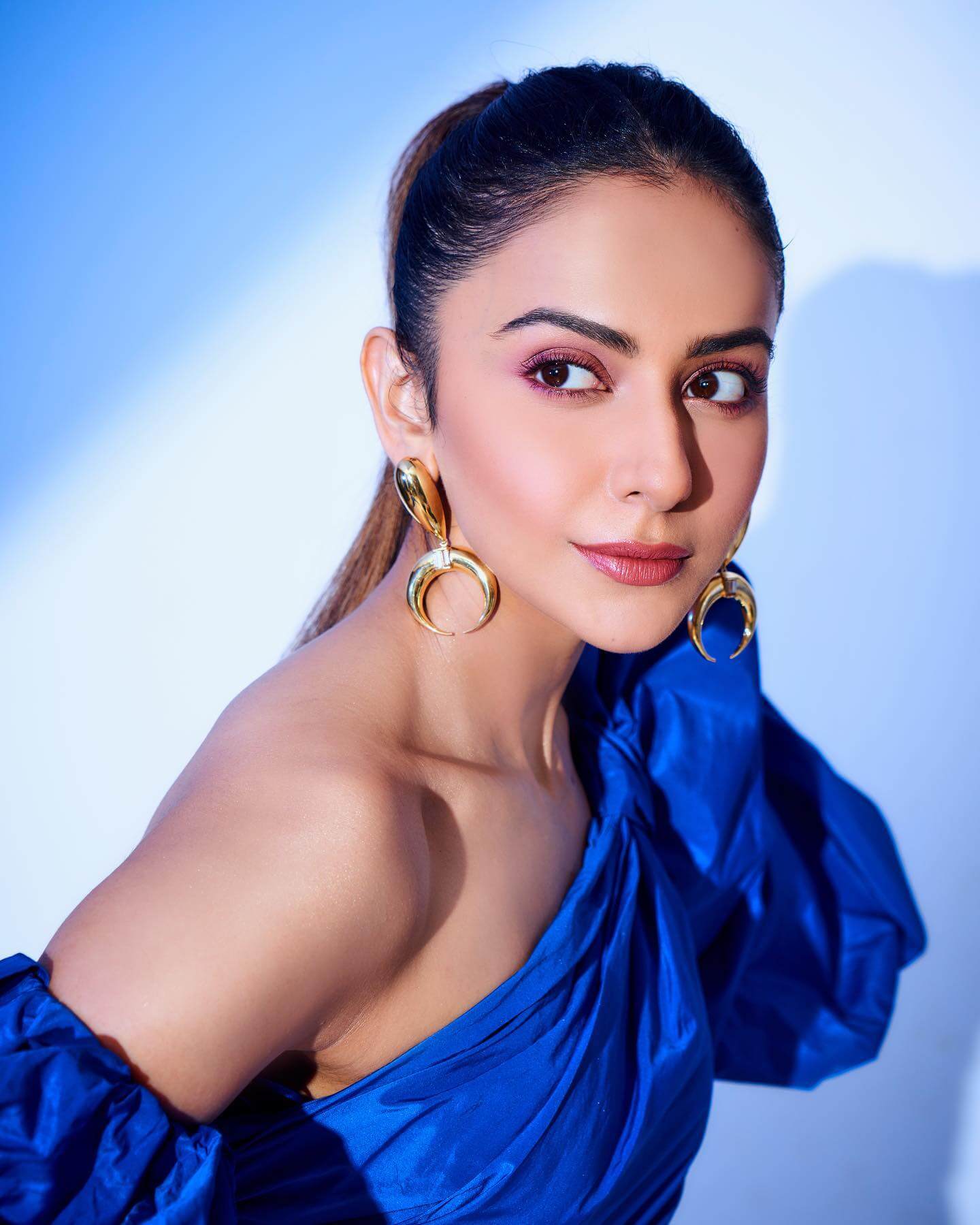 Rakul Preet Singh's irresistible blue magic 819887