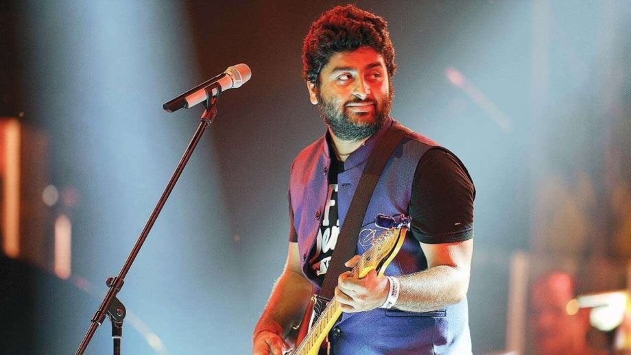 Rare video of Arijit Singh interacting with a kid goes viral, watch 812399
