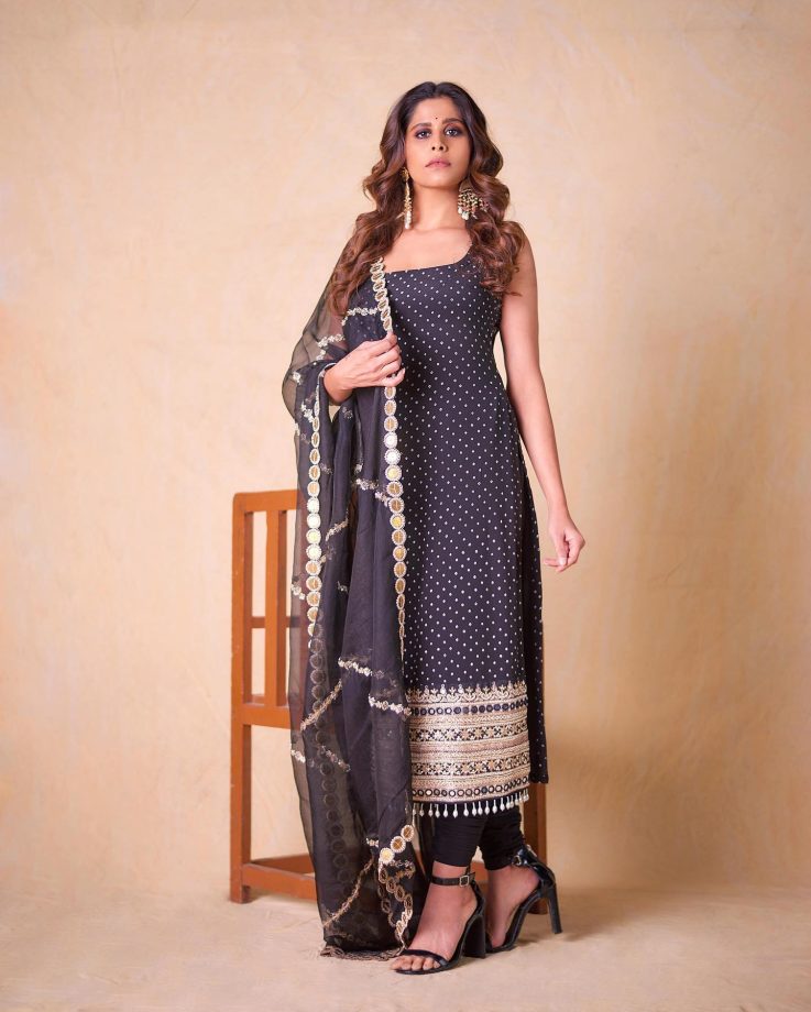 Saie Tamhankar Goes Regal In Black Salwar Suit; See Pics 813282