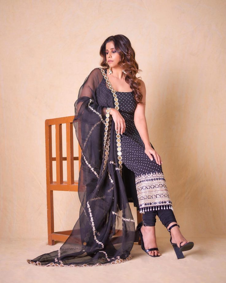 Saie Tamhankar Goes Regal In Black Salwar Suit; See Pics 813283