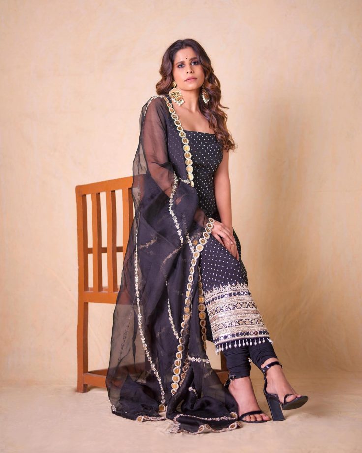 Saie Tamhankar Goes Regal In Black Salwar Suit; See Pics 813284
