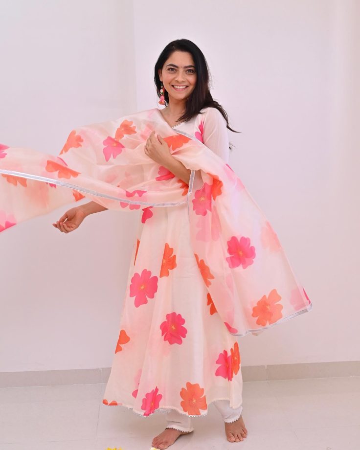 Sonalee Kulkarni Dazzles In Floral Anarkali, Recalls Summer Colors 814974