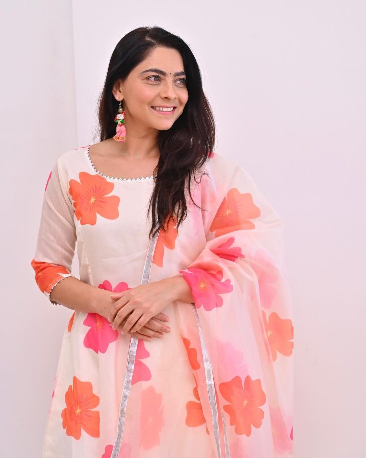 Sonalee Kulkarni Dazzles In Floral Anarkali, Recalls Summer Colors 814975