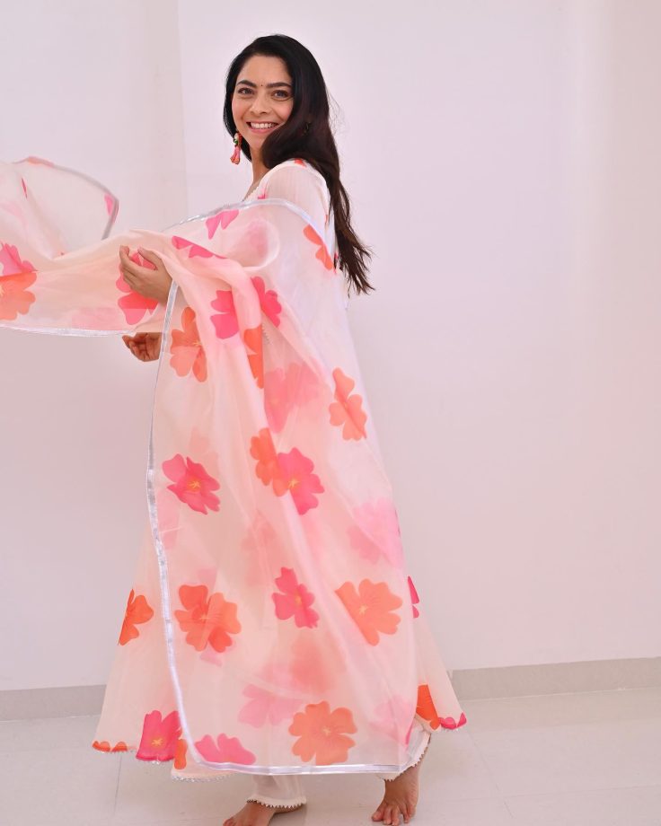 Sonalee Kulkarni Dazzles In Floral Anarkali, Recalls Summer Colors 814973