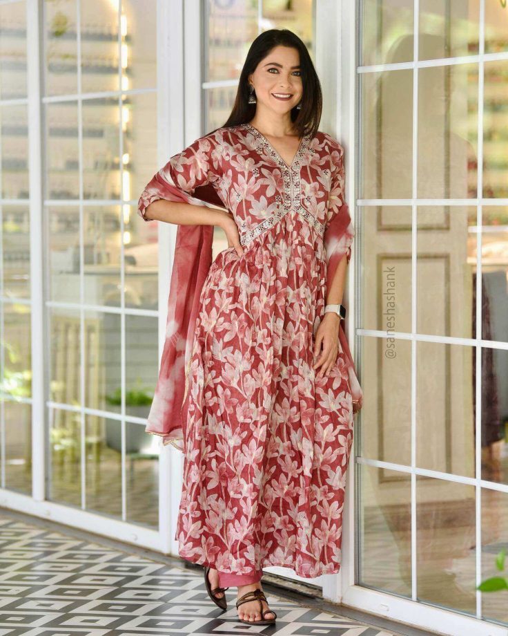 Sonalee Kulkarni Turns Muse In Floral Anarkali; Her Smile Looks Magical 821664