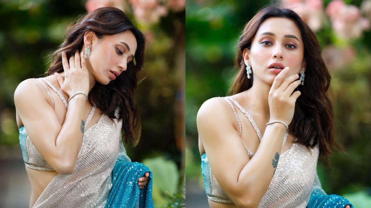 A dash of turquoise and glitter is what Mimi Chakraborty calls for a traditional drape 834525
