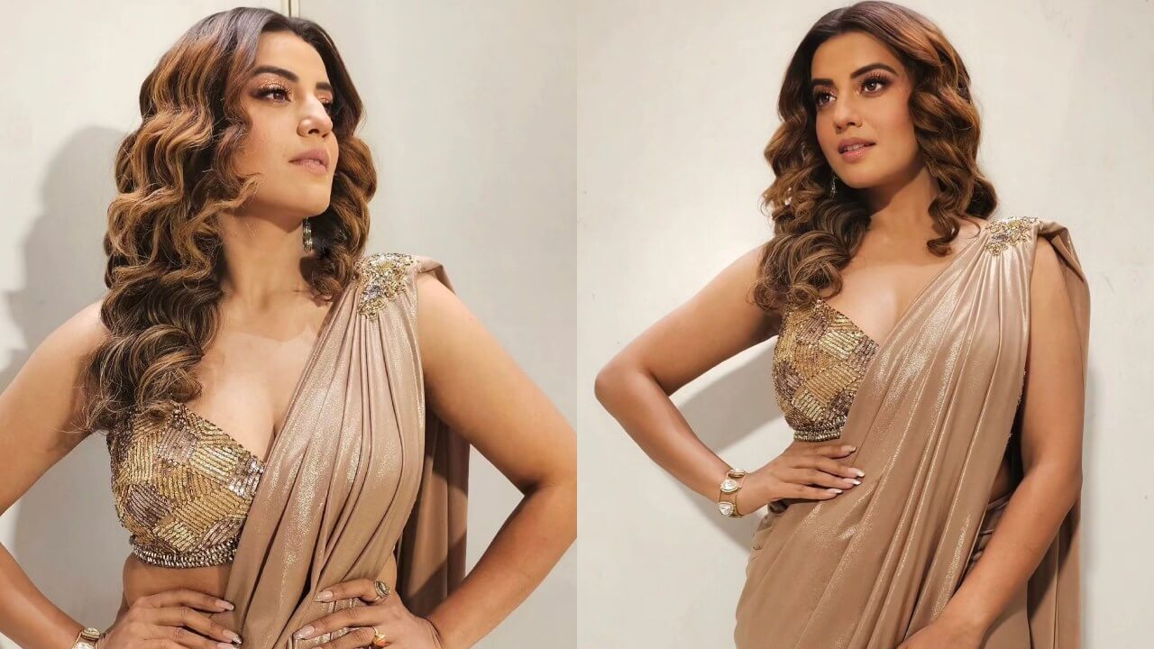 Akshara Singh Glows In Golden Shimmery Saree(New Pics Alert) 832226