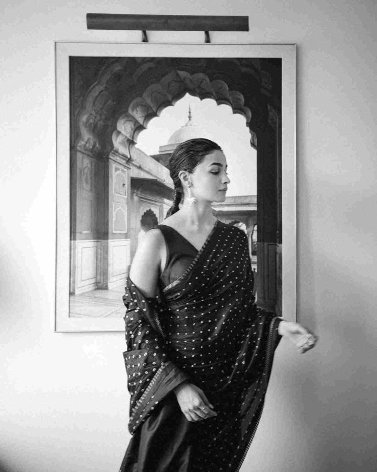 Alia Bhatt blends tradition in black bandhani saree, see pics 833934