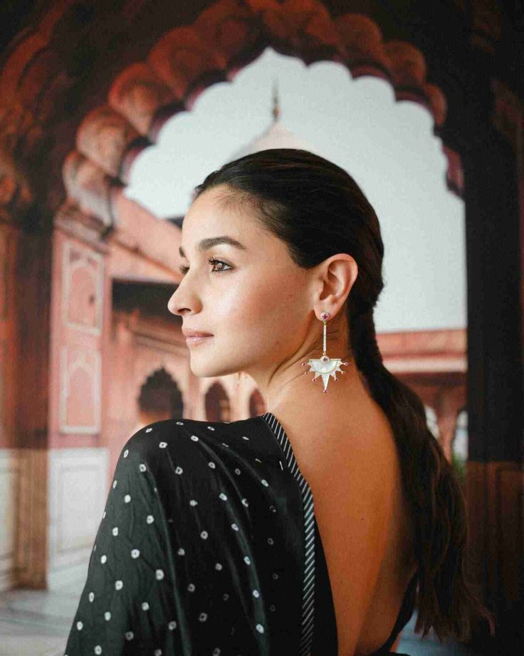 Alia Bhatt blends tradition in black bandhani saree, see pics 833933