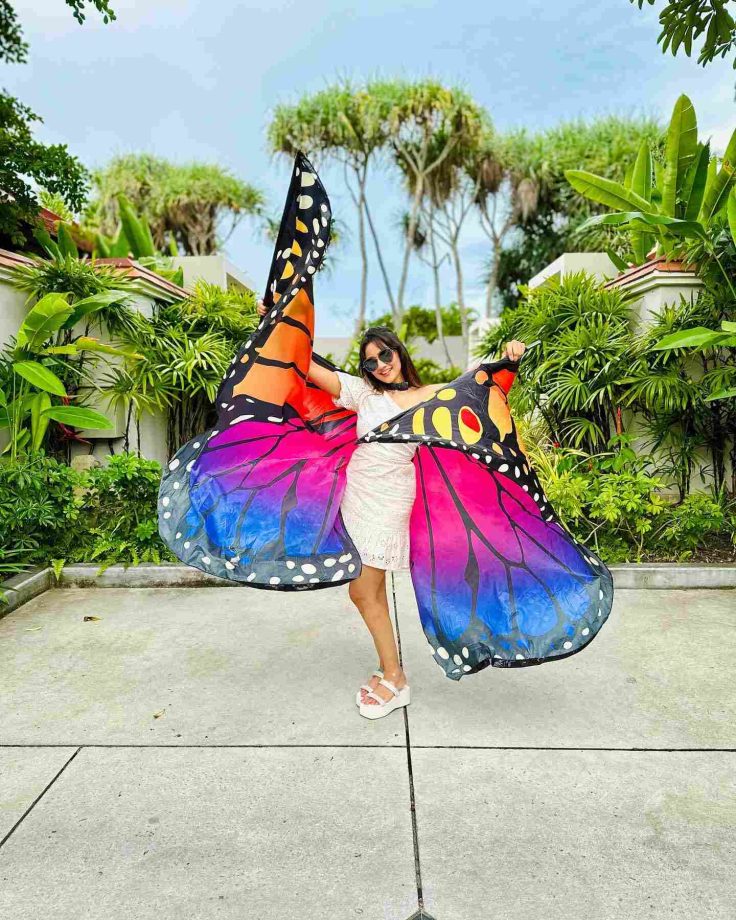 Ashi Singh gives her fashion deck a butterfly flair, see pics 836332