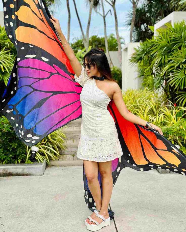 Ashi Singh gives her fashion deck a butterfly flair, see pics 836333