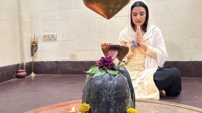 Ayushi Khurana took a break amidst her busy schedule from the show ‘Ajooni’ to immerse herself in the beauty of the Shiv temple