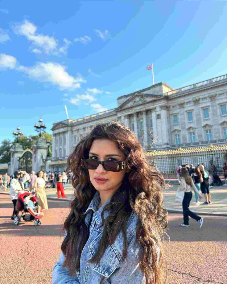 Avneet Kaur’s London tour pronounces style, see pics 838470