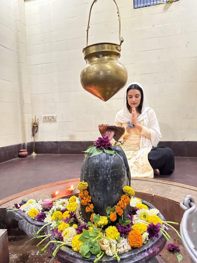 Ayushi Khurana took a break amidst her busy schedule from the show 'Ajooni' to immerse herself in the beauty of the Shiv temple 832620