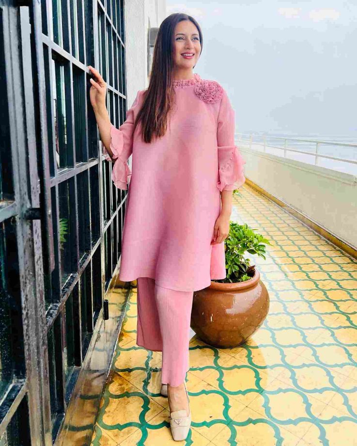 Divyanka Tripathi Exudes Chic Glam In Pink Salwar Suit 834656