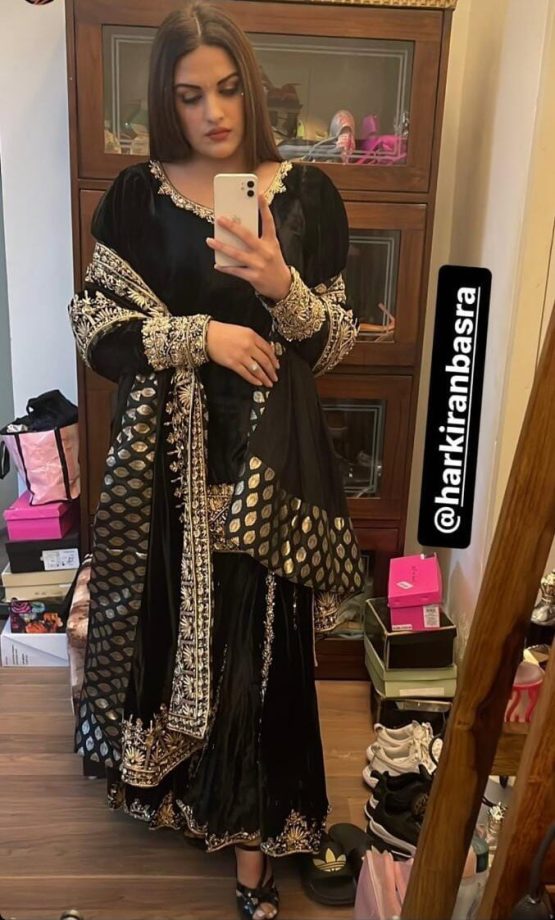 Himanshi Khurana Flaunts Ethnicity In Mirror Selfie 836285