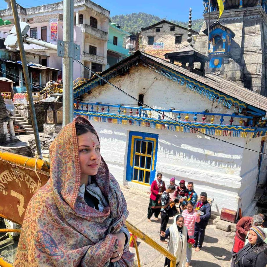 Himanshi Khurana Seeks Blessings From Triyuginarayan; See Vacation Pictures 832904