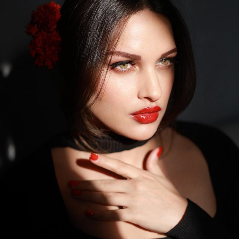 Himanshi Khurana's Bold Red Glossy Lips Scream Attention 835501