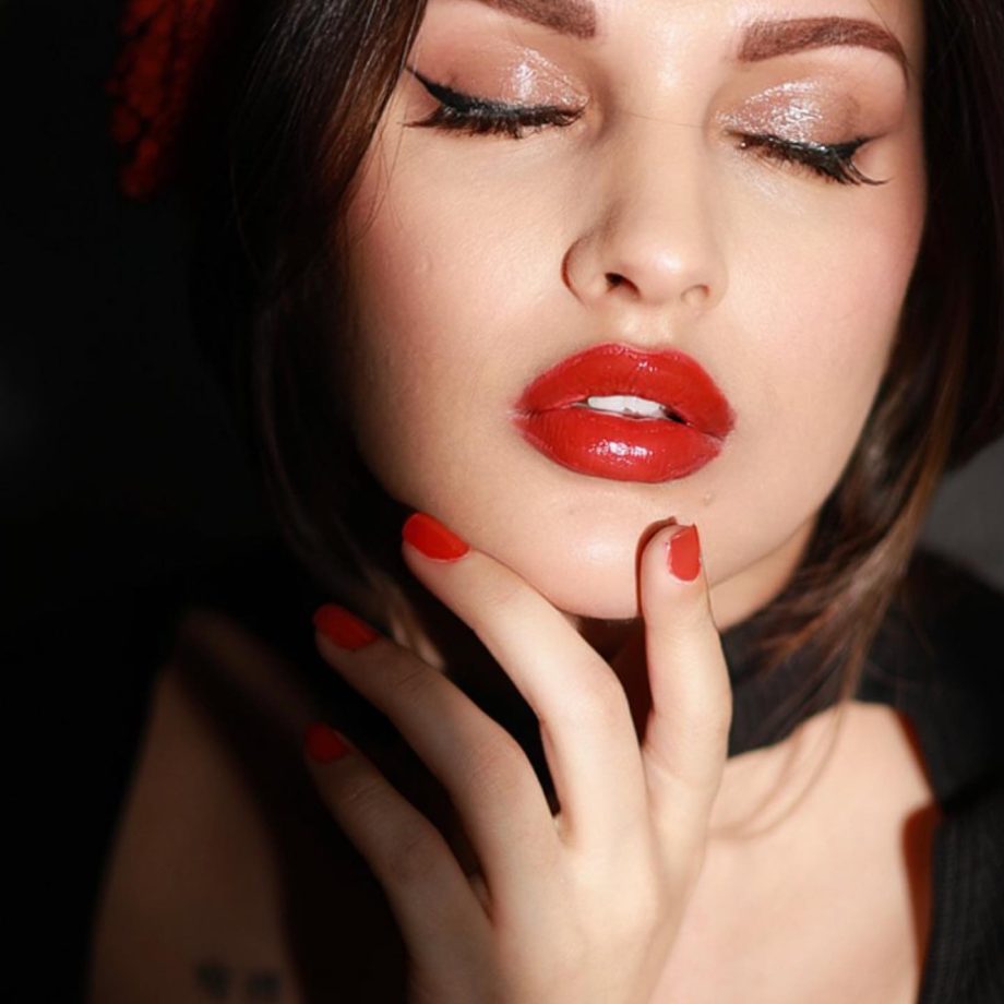 Himanshi Khurana's Bold Red Glossy Lips Scream Attention 835503