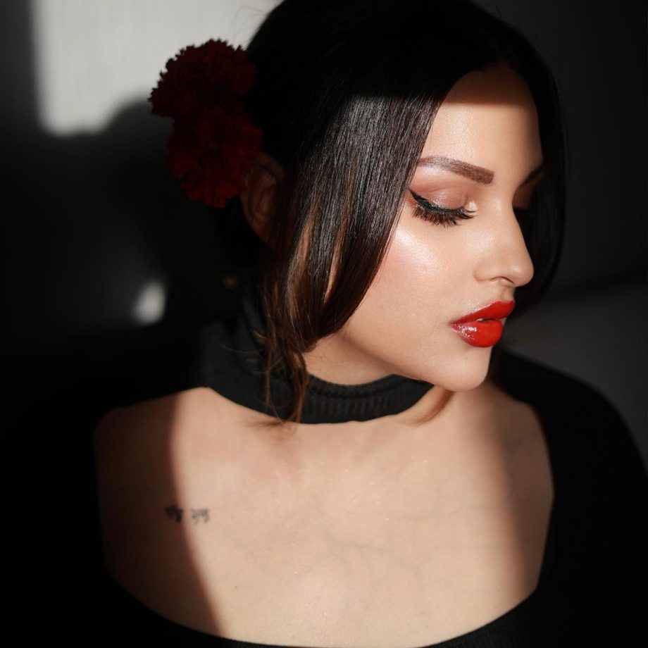 Himanshi Khurana's Bold Red Glossy Lips Scream Attention 835504