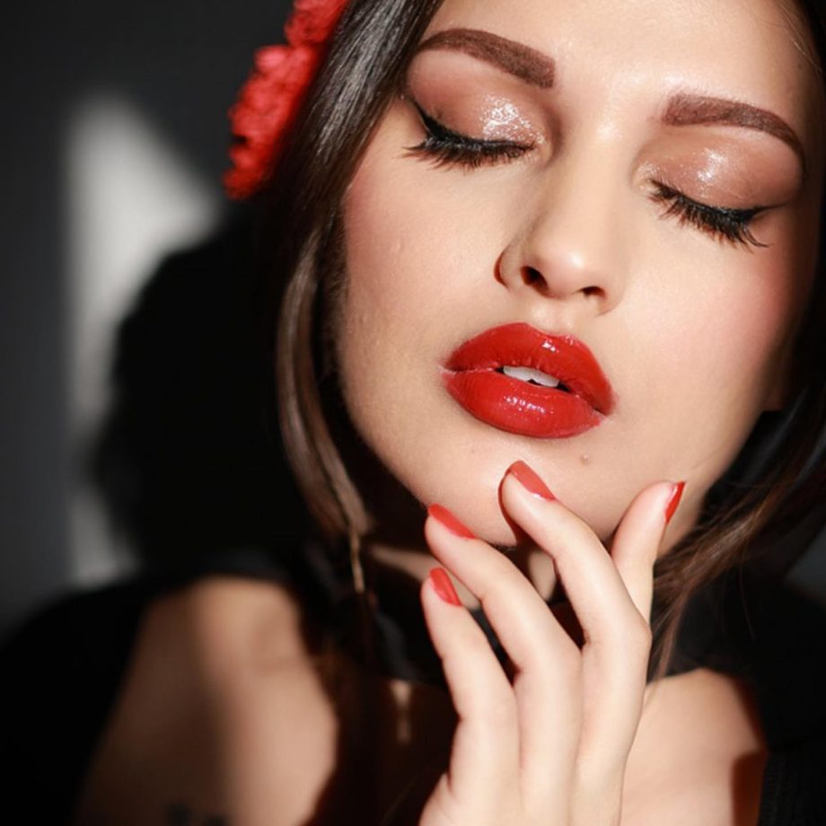 Himanshi Khurana's Bold Red Glossy Lips Scream Attention 835505