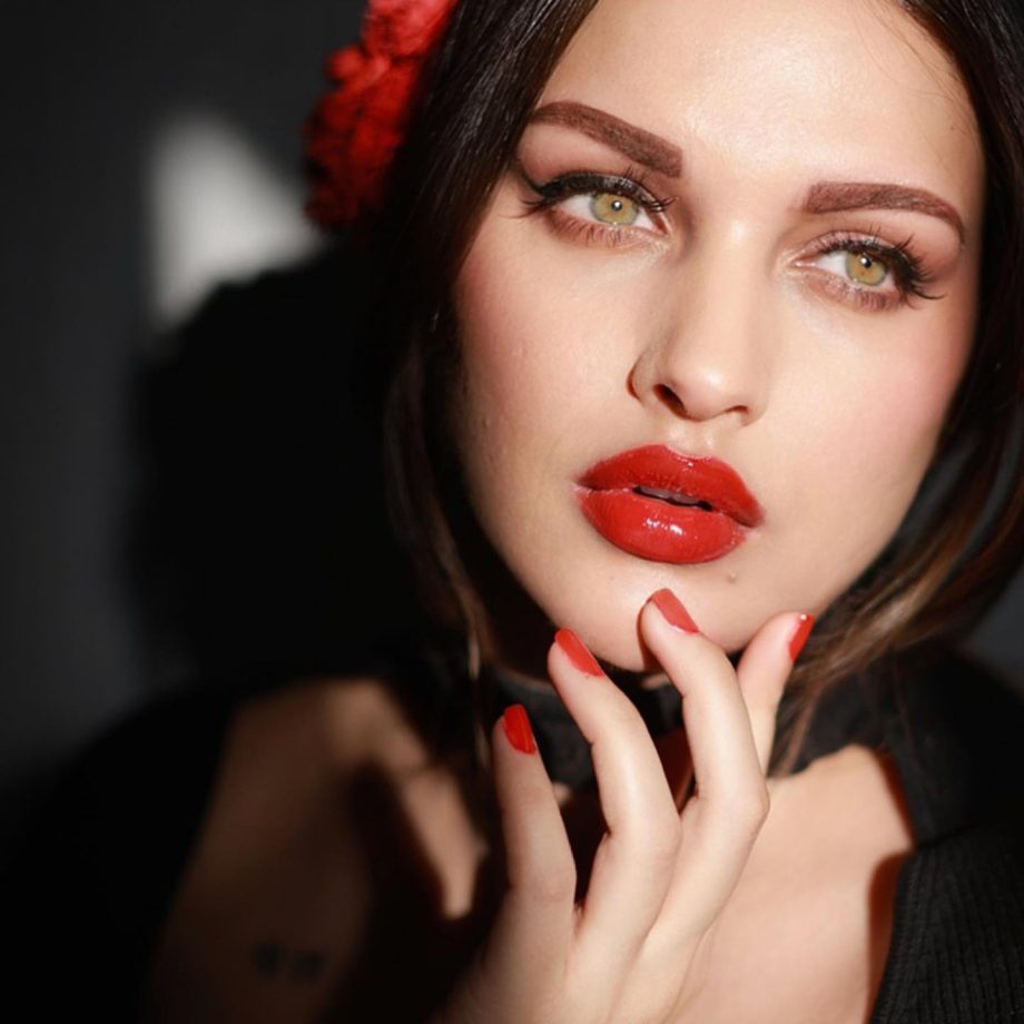 Himanshi Khurana's Bold Red Glossy Lips Scream Attention 835506