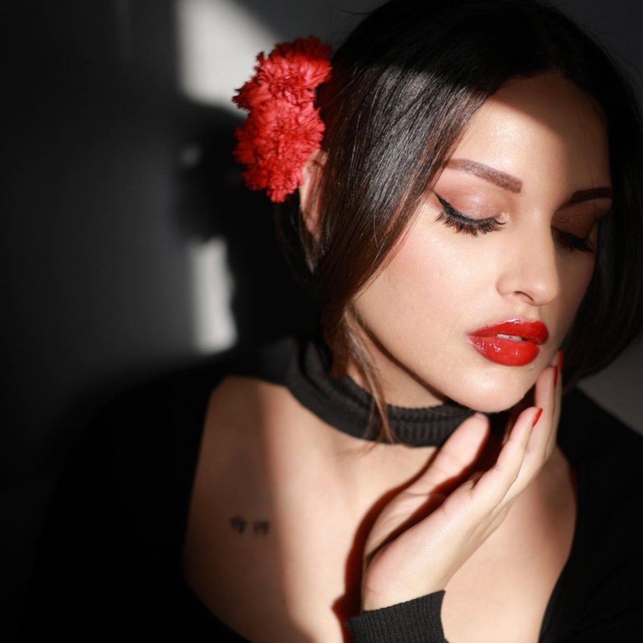 Himanshi Khurana's Bold Red Glossy Lips Scream Attention 835499