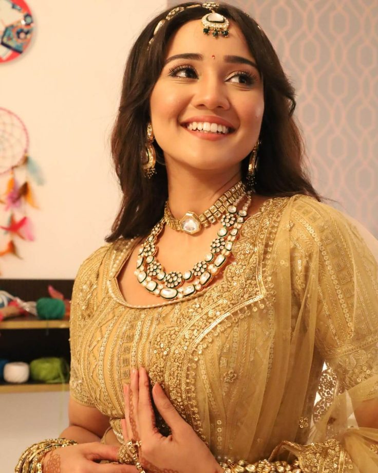 In Pics: Ashi Singh Turns Bride In Gold Lehenga 832193