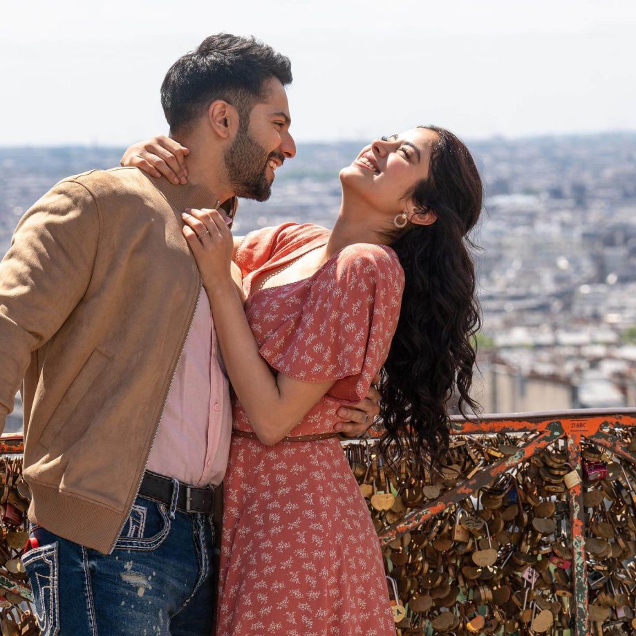 'Itna Pyar', Janhvi Kapoor Pens A Heartfelt Note For 'Bawaal' Reviews 836957