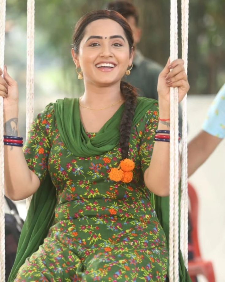 Kajal Raghwani's Fun Banter On Set; See Pics 838996