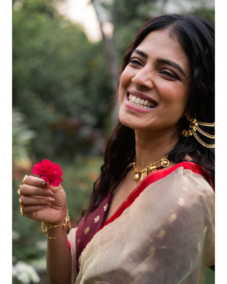 Malavika Mohanan Embraces Classic Ethnicity In Silk Saree; See Pics 834905