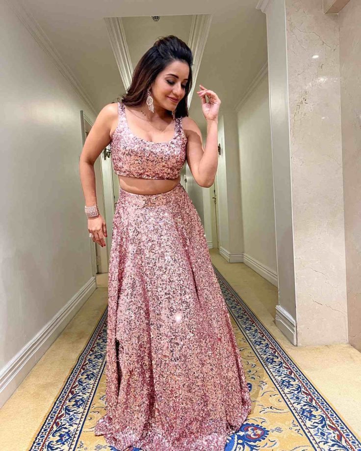 Monalisa Turns Sparkling In Skirt And Blouse; Meera Deosthale Feels The Heat 836181