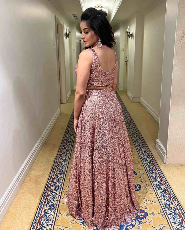 Monalisa Turns Sparkling In Skirt And Blouse; Meera Deosthale Feels The Heat 836183