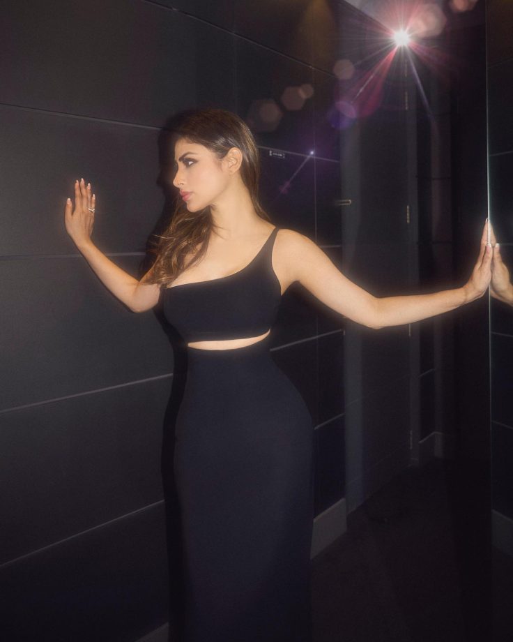 Mouni Roy Stuns In A Chic Black Bodycon Dress, See Pics 837095